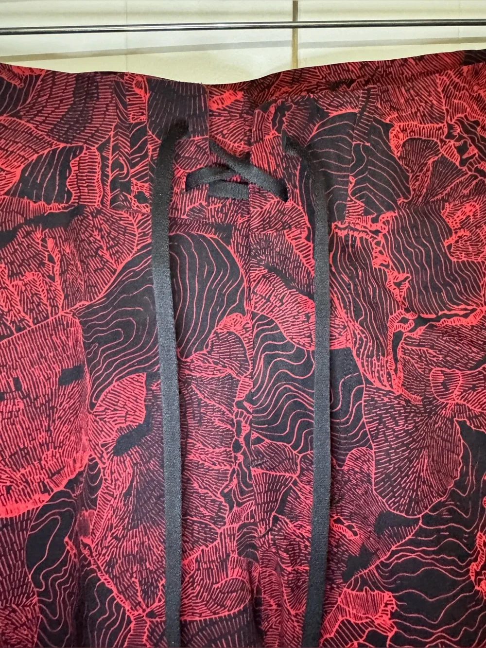 Lululemon Current State Board Swim Short 10” in Spicy Red/Black Size 33